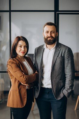 Hombre y mujer mirando a la cámara