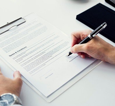 Persona firmando contrato en Panamá