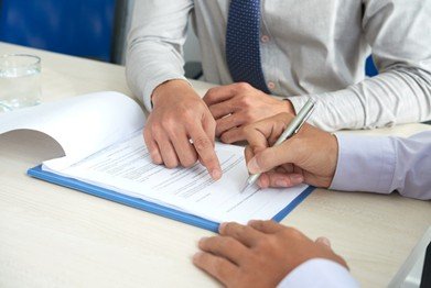 Persona firmando contrato en Panamá
