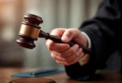 Juez con mazo en denuncia penal en Panamá